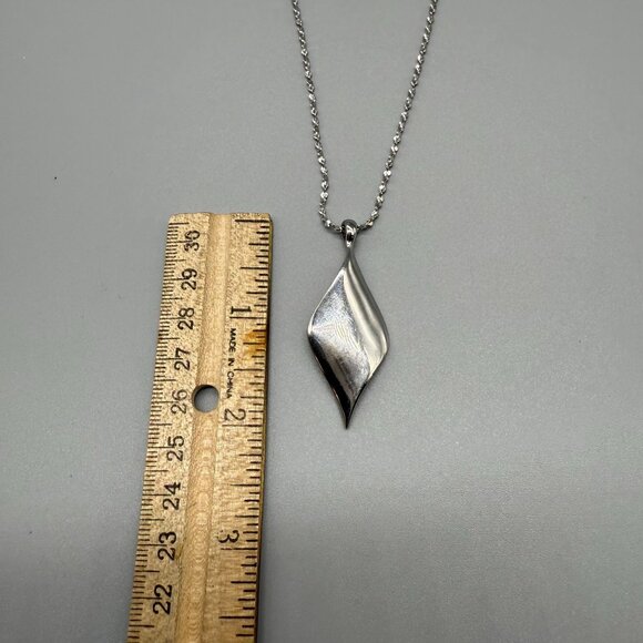 Annaeece by Devries Plain Twisted Leaf Pendant Chain Necklace Silver Tone Casual - Picture 5 of 5